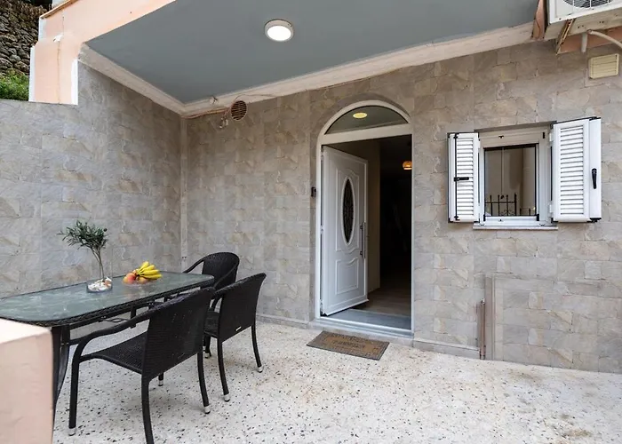 Behind The Sea Kitries * Kitriaí